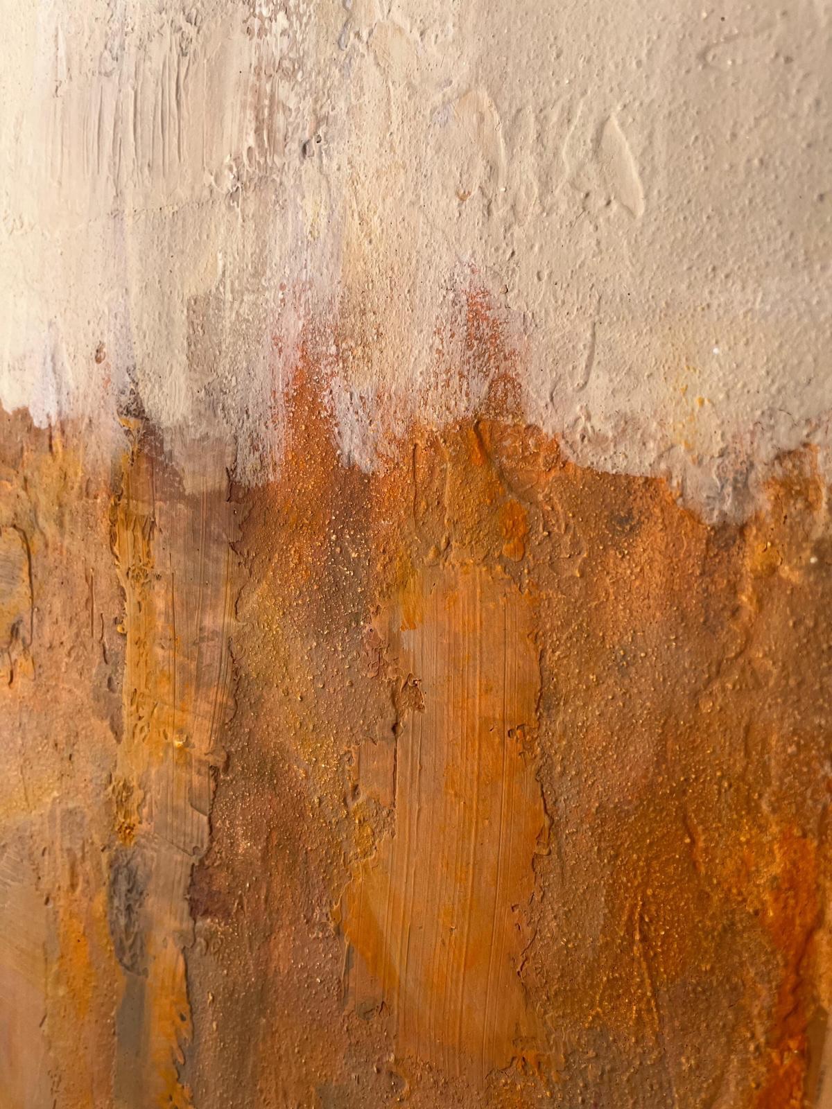 Detalle de una superficie abstracta con textura ocre y marfil