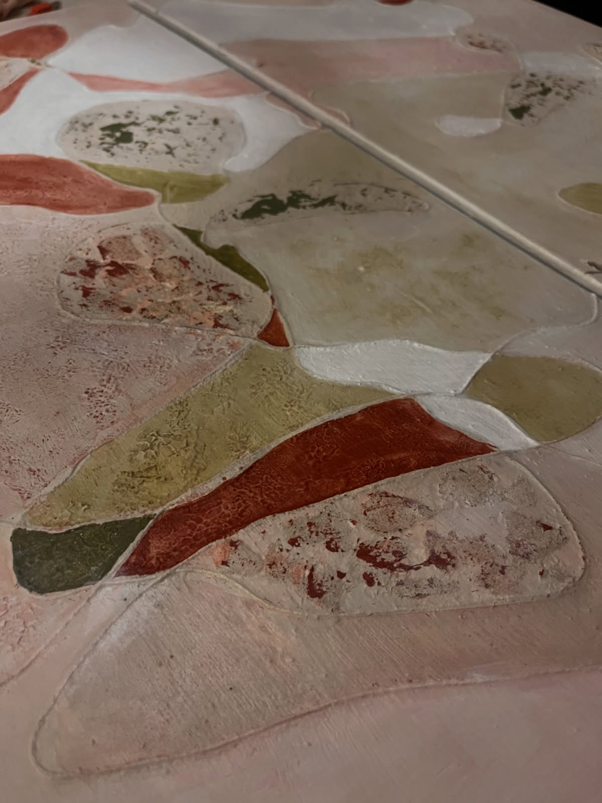 Detalle de una obra abstracta de textura pronunciada